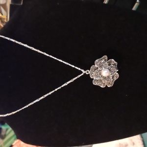 Silver-toned flower necklace